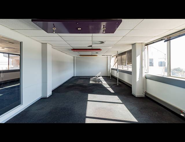1,174M² OFFICE TO LET IN FERNDALE